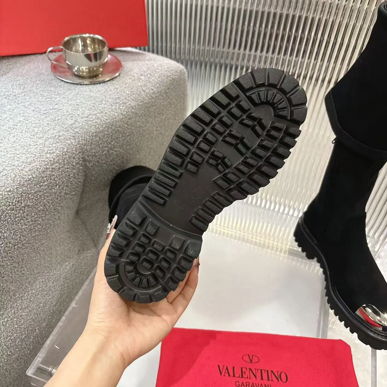 👟👟Ex-factory price 720👟👟 2026𝑉𝐴𝐿𝐸𝑁𝑇𝐼𝑁𝑂 Valentino ♡ͥ | 💫Purchase level🔍 Classic Valentino’s special textured hardware brings out a full sense of luxury After putting it on my feet, I was shocked that my feet looked slimmer! The new season lives up to expectations! Worth buying ❥The original method is absolutely sentimental ❥Elegant style creates a different feeling🙈 Simple temperament style!  ♡ show bdetails ———————————— ⊿▸: Code number｜35-40 (41. Customized) ⊿▸: Material｜Imported calfskin + elastic pu ⊿▸: Lining |Sheepskin ⊿▸: Code number 35-40 (41. Customized)